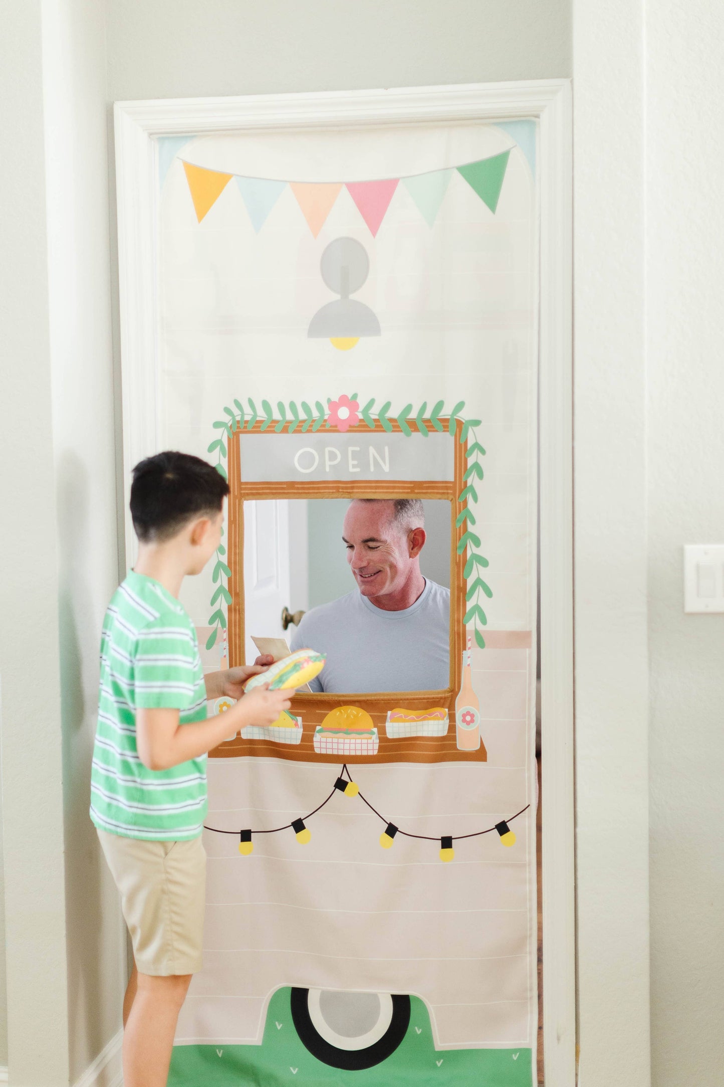 Pretend Play Store Playset - Camper Food Truck